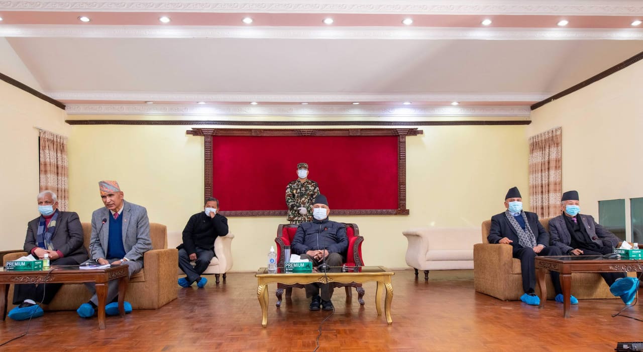 प्रचण्डबाट टाढिएका भट्ट गुट भेलामा ओलीसँगै देखिए