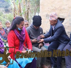 बडिमालिका नगरपालिकाले घरमै पुगेर रति थापालाइ परिचय पत्र प्रदान