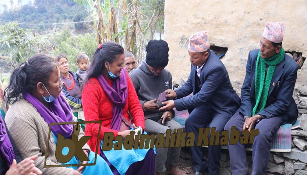 बडिमालिका नगरपालिकाले घरमै पुगेर रति थापालाइ परिचय पत्र प्रदान