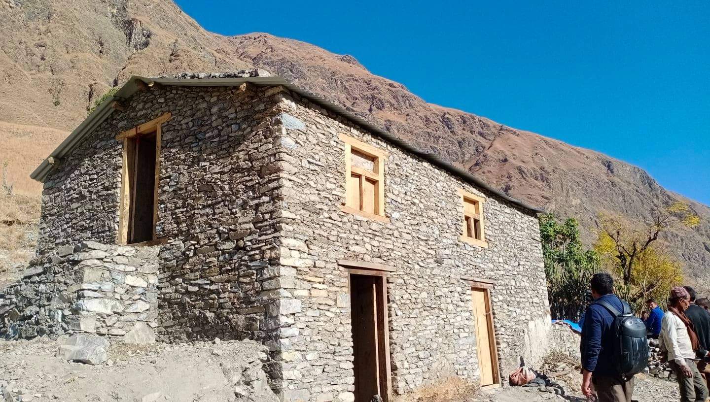 बडिमालिका खवरकाे अभियानमा बुढिन्नदाका धनबहादुरकाे घर बन्याे