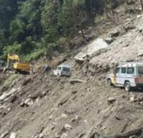 बसको ठक्करबाट बालिकाको मृत्यु भएपछि बझाङ–खोड्पे सडकखण्ड अवरुद्ध