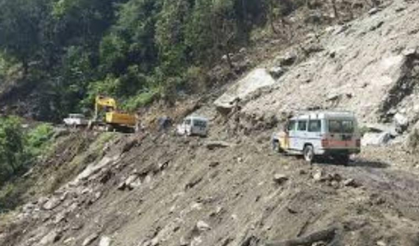 बसको ठक्करबाट बालिकाको मृत्यु भएपछि बझाङ–खोड्पे सडकखण्ड अवरुद्ध