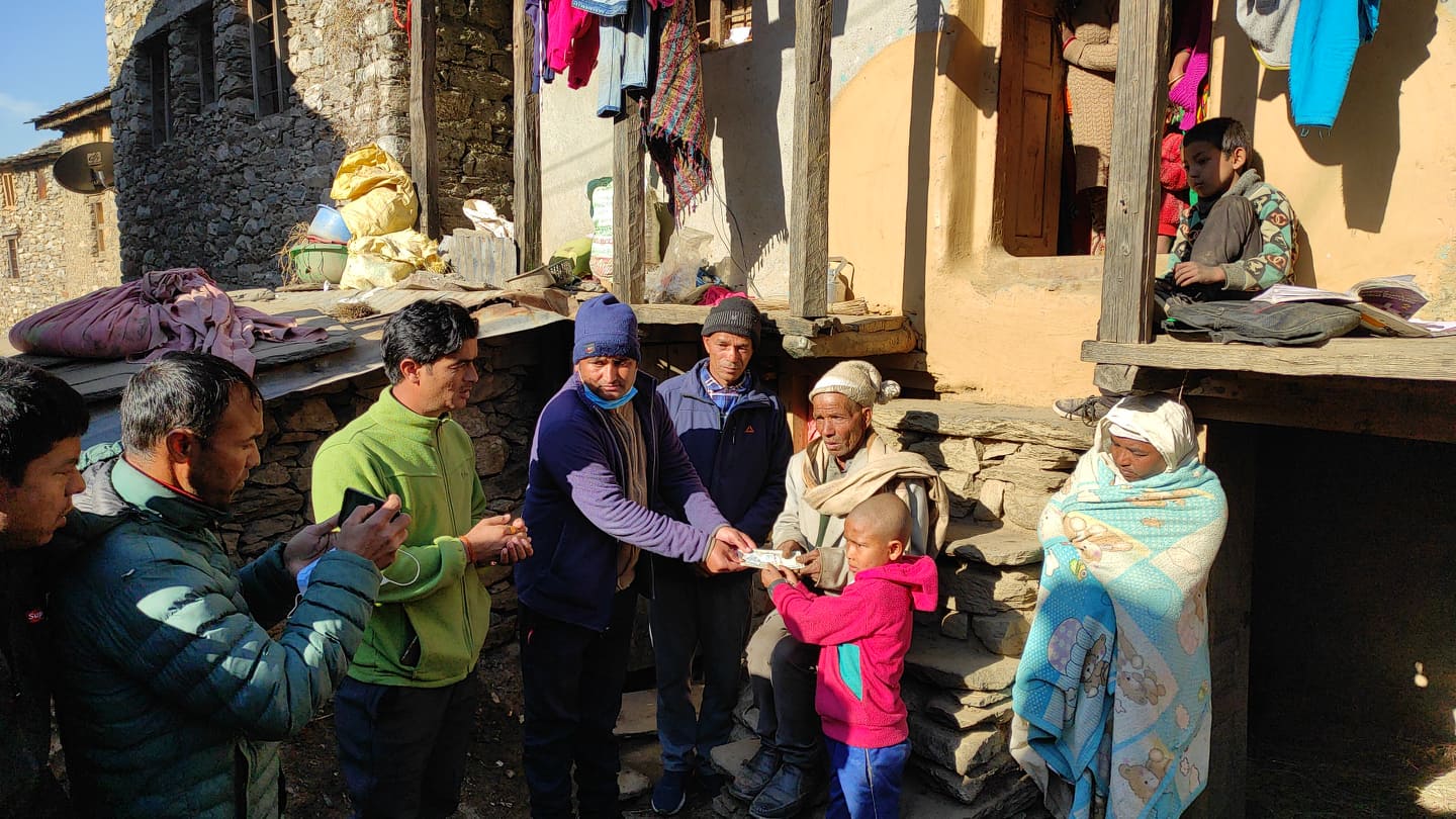 बुवाकाे मृत्युपछि बिचल्लीमा परेका सम्राटलाइ आर्थिक सहयाेग