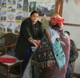 नगर प्रमुख रावल द्धारा एकल महिलाहरुलाई आर्थिक सहयोग