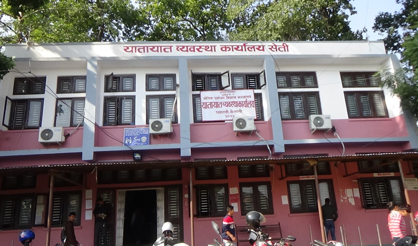 धनगढी यातायातमा अख्तियारको छापा ! कागजपत्र र सीसीटीभी फुटेज नियन्त्रणमा