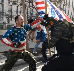 अमेरिका हिंसामा ८ महिलासहित हालसम्म ६८ जना पक्राउ