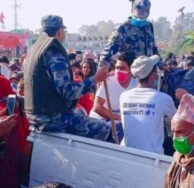 प्रधानमन्त्रीको सम्बोधन सभामा ‘निर्मला पन्तको बलात्कारी खै ?’ टिसर्ट लगाउने युवाहरु पक्राउ