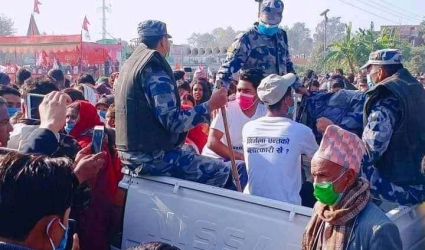 प्रधानमन्त्रीको सम्बोधन सभामा ‘निर्मला पन्तको बलात्कारी खै ?’ टिसर्ट लगाउने युवाहरु पक्राउ