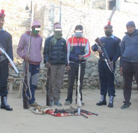 बाजुरामा घरेलु भरुवा बन्दुक सहित ४ जना पक्राउ, के के बरामत भयाे हेर्नुहाेस