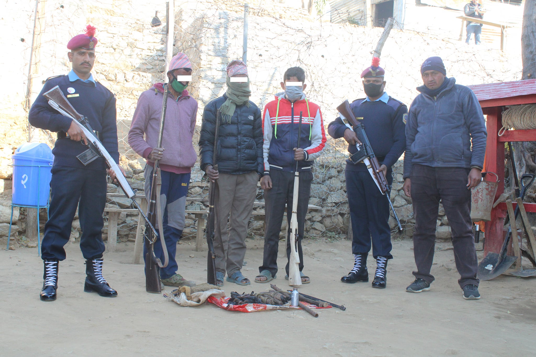बाजुरामा घरेलु भरुवा बन्दुक सहित ४ जना पक्राउ, के के बरामत भयाे हेर्नुहाेस
