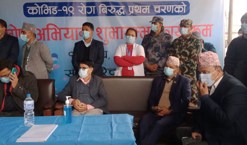 सुदूरपश्चिममा खोप अभियान सुरु, स्वास्थ्य निर्देशक अवस्थीले लगाए पहिलो खोप