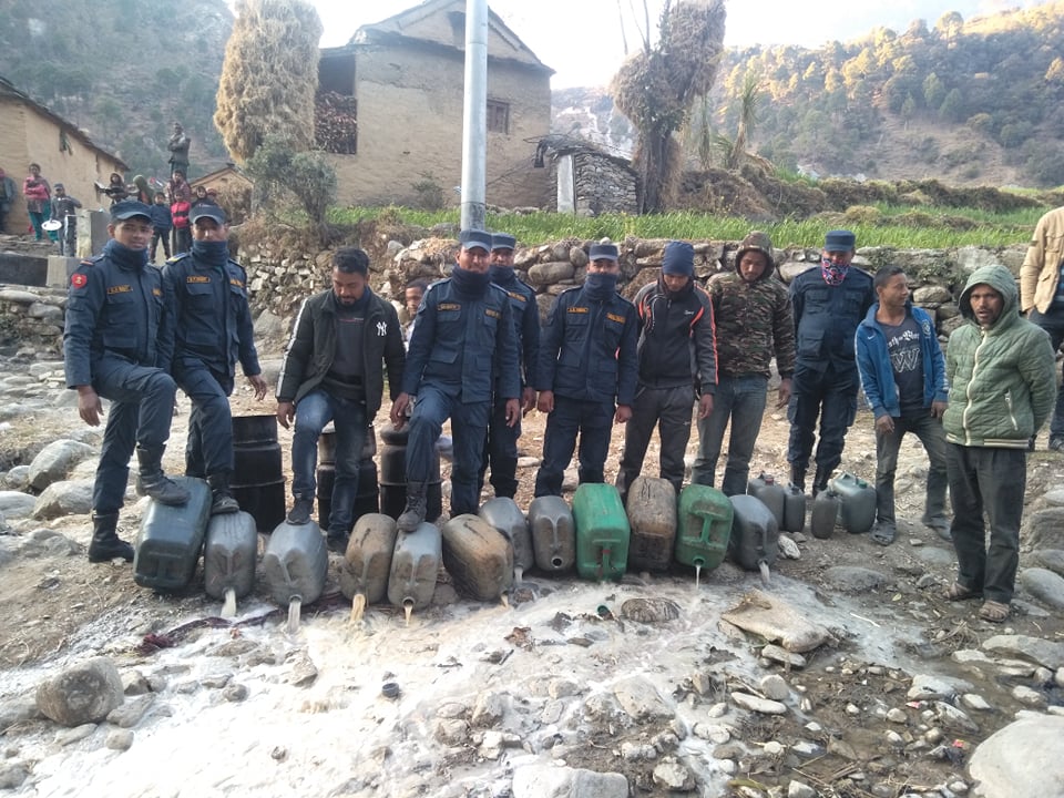 बाजुरा सदरमुकाम नजिकैकाे बस्तीमा ३ सय ३० लिटर अबैध घरेलु मदिरा नष्ट