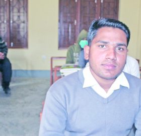 संस्कृत पढ्दै मुस्लिम विद्यार्थी