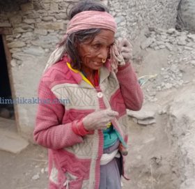 कुष्ठरोगिलाइ तिरस्कार, घरको गोठमा बस्दै ७० बर्षिय अनकला