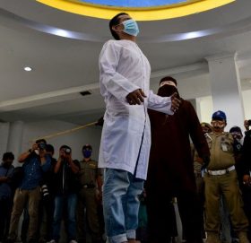 यौन सम्बन्ध राखेको भन्दै दुई पुरुषलाई सार्वजनिक रुपमा कोर्रा हानियो