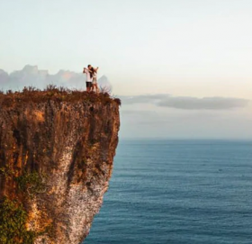 प्रेमीले गरे प्रपोज, खुसीमा युवतीको खुट्टा चिप्लियो र पहाडबाट खसिन्