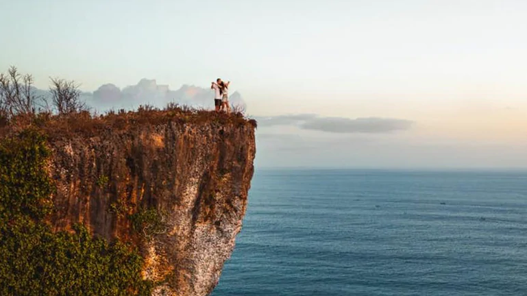 प्रेमीले गरे प्रपोज, खुसीमा युवतीको खुट्टा चिप्लियो र पहाडबाट खसिन्