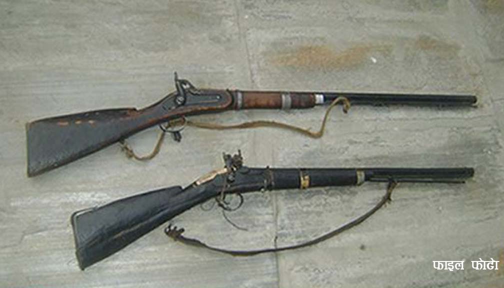 बाजुरामा घरेलु भरुवा बन्दुक सहित ४ जना पक्राउ