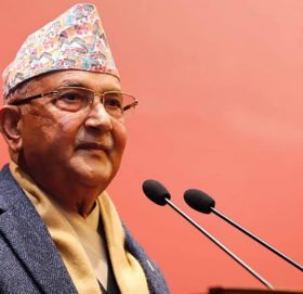 फरार अभियुक्तलाई धमाधम फूलमाला