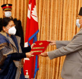 राष्ट्रपति समक्ष प्रधानमन्त्रीले पेश गरे सरकारका काम र उपलब्धिसहितको प्रतिवेदन