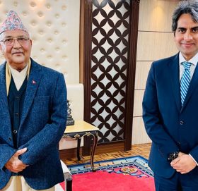 प्रधानमन्त्रीले जसलाई स्वागत गरे उसैले सगरमाथा भारतको दाबी गरे