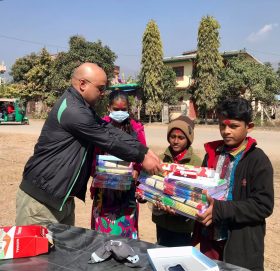 सामाजिक अभियन्ता विष्टद्वारा विद्यार्थीलाई सहयोग