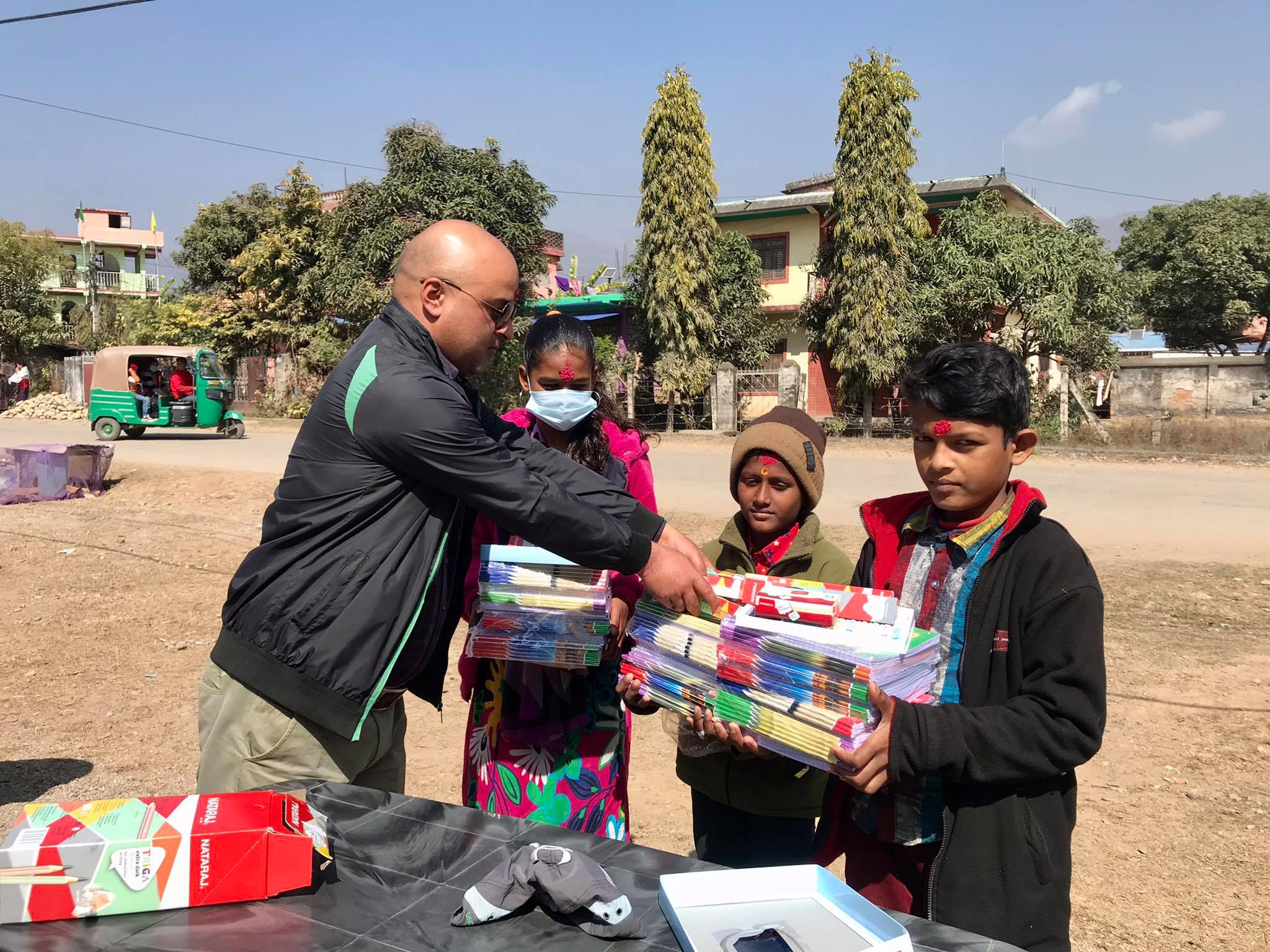 सामाजिक अभियन्ता विष्टद्वारा विद्यार्थीलाई सहयोग