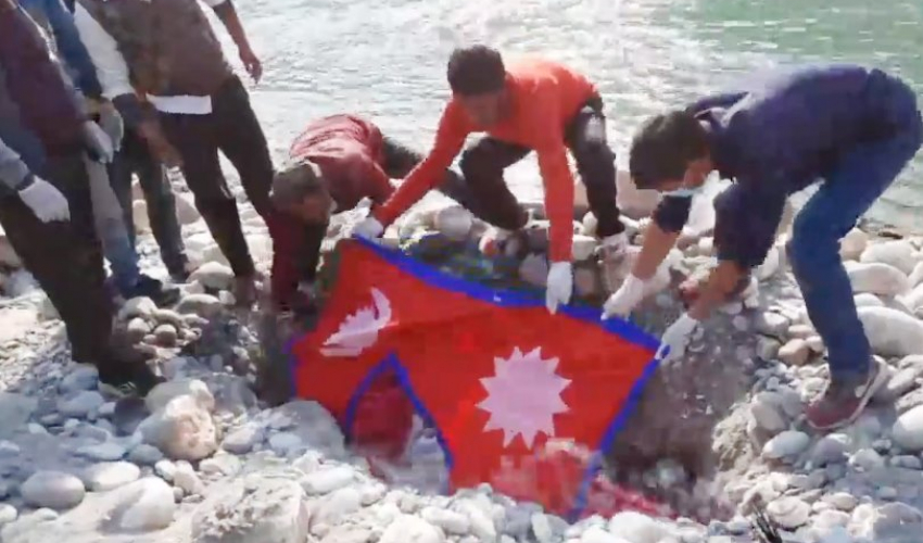 भागरथीको अन्त्येष्टि राष्ट्रिय झण्डा ओढाएर गरियो