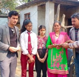 पत्रकार सिंहकाे पहलमा जाेशीकाे परिवारलाइ थप १ लाख सहयोग