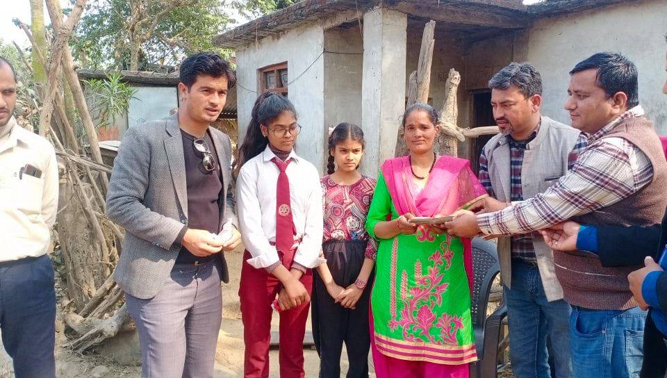 पत्रकार सिंहकाे पहलमा जाेशीकाे परिवारलाइ थप १ लाख सहयोग