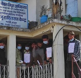 नेकपा ओली गुटका युवा र विद्यार्थीले गरे विद्युत कार्यालयमा तालाबन्दी