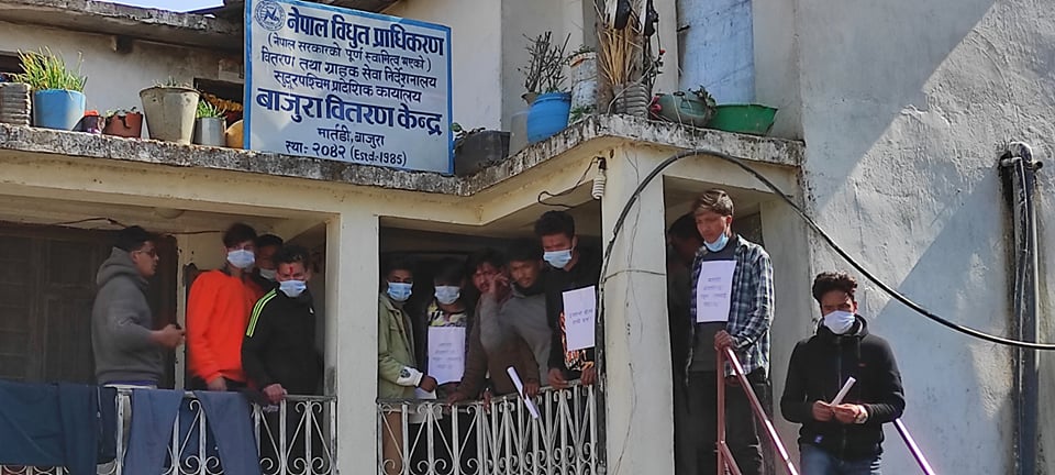 नेकपा ओली गुटका युवा र विद्यार्थीले गरे विद्युत कार्यालयमा तालाबन्दी