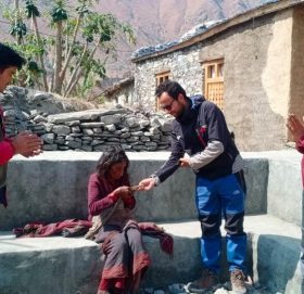 बडिमालिका मिडिया हाउस द्धारा कुष्ठरोगिलाई आर्थिक सहयोग