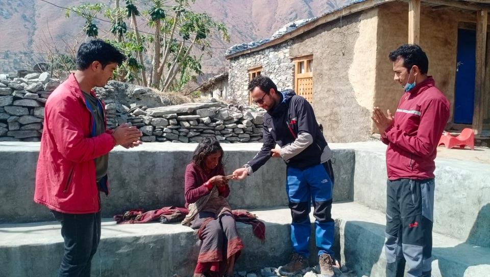 बडिमालिका मिडिया हाउस द्धारा कुष्ठरोगिलाई आर्थिक सहयोग