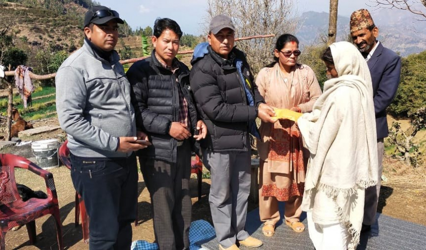 भागरथीका परिवारलाई कांग्रेस बाजुराद्वारा ३० हजार हस्तान्तरण