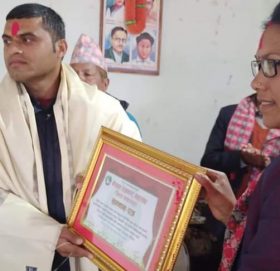 नेपाल पत्रकार महासघ बाजुरा शाखाकाे साधारण सभाबाट दुई जना क्रमचारी सम्मानित