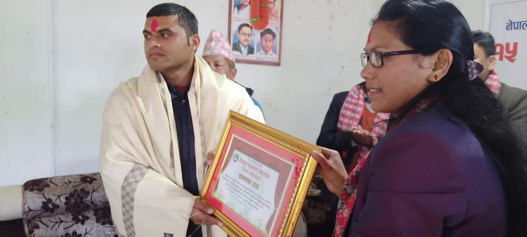 नेपाल पत्रकार महासघ बाजुरा शाखाकाे साधारण सभाबाट दुई जना क्रमचारी सम्मानित