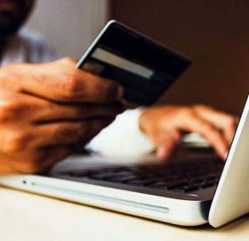 पत्नीको बैंक कार्डबाट गर्लफ्रेण्डको जरिवाना तिरेपछि….