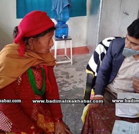 दुुर्गमको नमुुना टाँटे स्वास्थ्य चौकीमा चिकित्सक द्धारा नियमित स्वास्थ्य सेवा