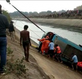 ५४ यात्रु बोकेको बस नहरमा खस्यो, २५ को शव भेटियो