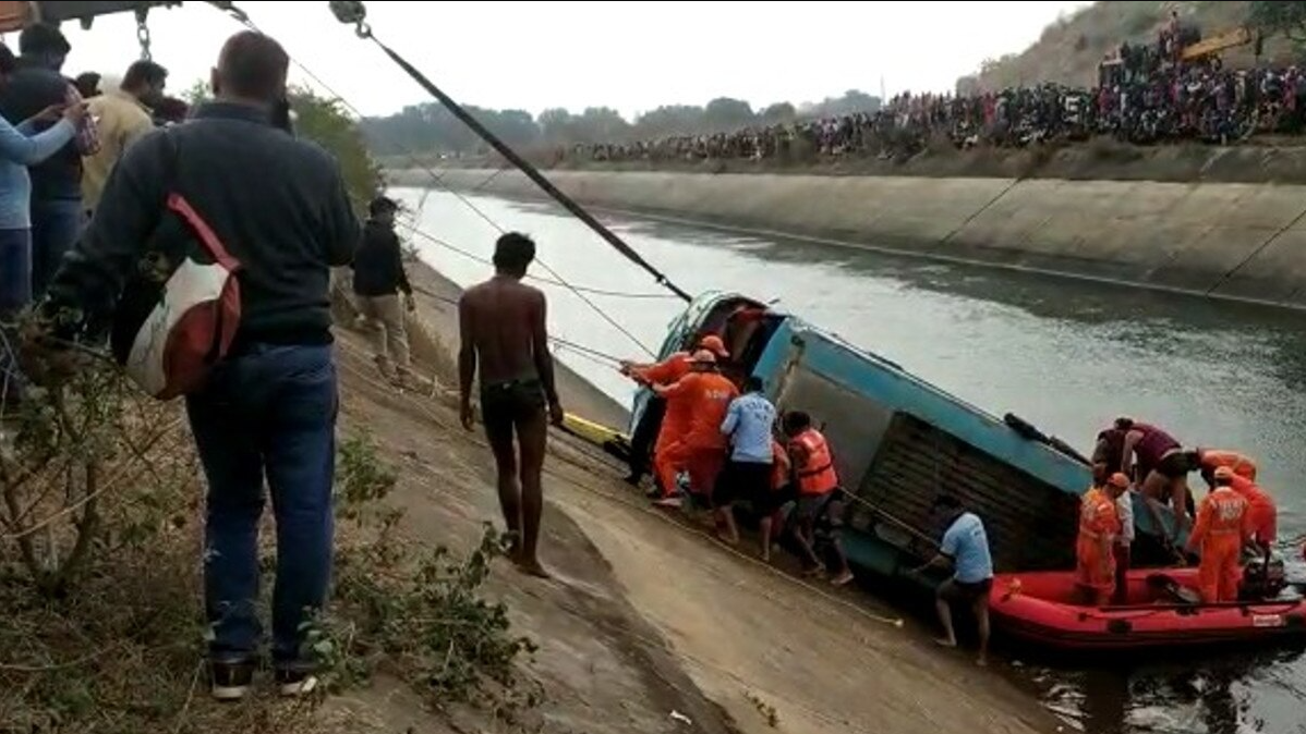५४ यात्रु बोकेको बस नहरमा खस्यो, २५ को शव भेटियो