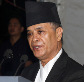 प्रधानमन्त्रीका वकिलसँग झोक्किए प्रधान न्यायाधीश : ‘त्यस्तो कहाँ हुन्छ ?’