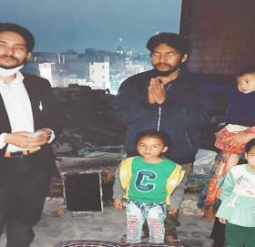 आगलागी पिडित बाजुराका डम्मर नेपालीलाइ सिहंकाे पहलमा सहयाेग