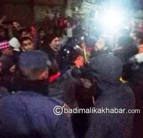 प्रचण्ड समुुहको मसाल जुुलुसमा केपी समर्थकले अबरोध गर्न खोज्दा झडप (भिडीयाे सहित)