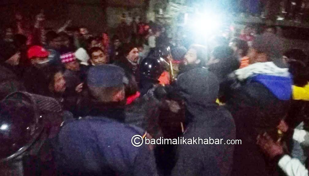 प्रचण्ड समुुहको मसाल जुुलुसमा केपी समर्थकले अबरोध गर्न खोज्दा झडप (भिडीयाे सहित)