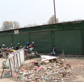 खुलामञ्चमा राखिएका सामग्री हटाइँदै