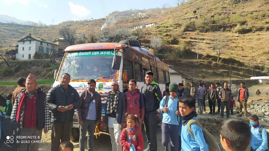 बाजुराकाे दुर्गम क्षेत्र काेल्टीमा पहिलाे पटक बस पुगेपछी ( फाेटाे फिचर)