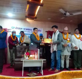 जेपि जाेशि स्मृति पत्रकारिता पुरस्कारकाे नगद रकम जाेशिकाे परिवारलाई हस्तान्तरण गर्ने  पत्रकार सिहंकाे घाेषणा