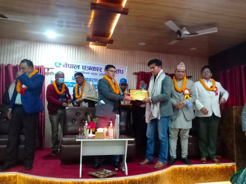 जेपि जाेशि स्मृति पत्रकारिता पुरस्कारकाे नगद रकम जाेशिकाे परिवारलाई हस्तान्तरण गर्ने  पत्रकार सिहंकाे घाेषणा