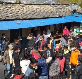 कार्यालय प्रमुख र प्रहरी  भित्रै थुनिए, बाहिर तालाबन्दी